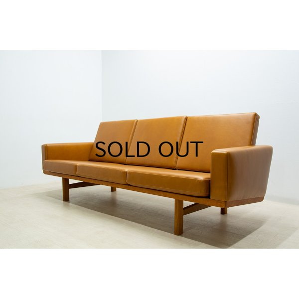 画像1: Hans.J.Wegner GE236-3P Sofa ,Leather,Oak（銀座店）