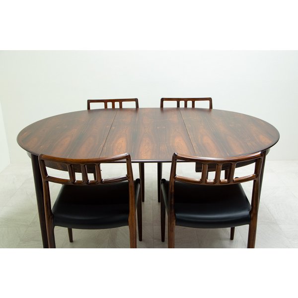 テーブルは別売りでございます。